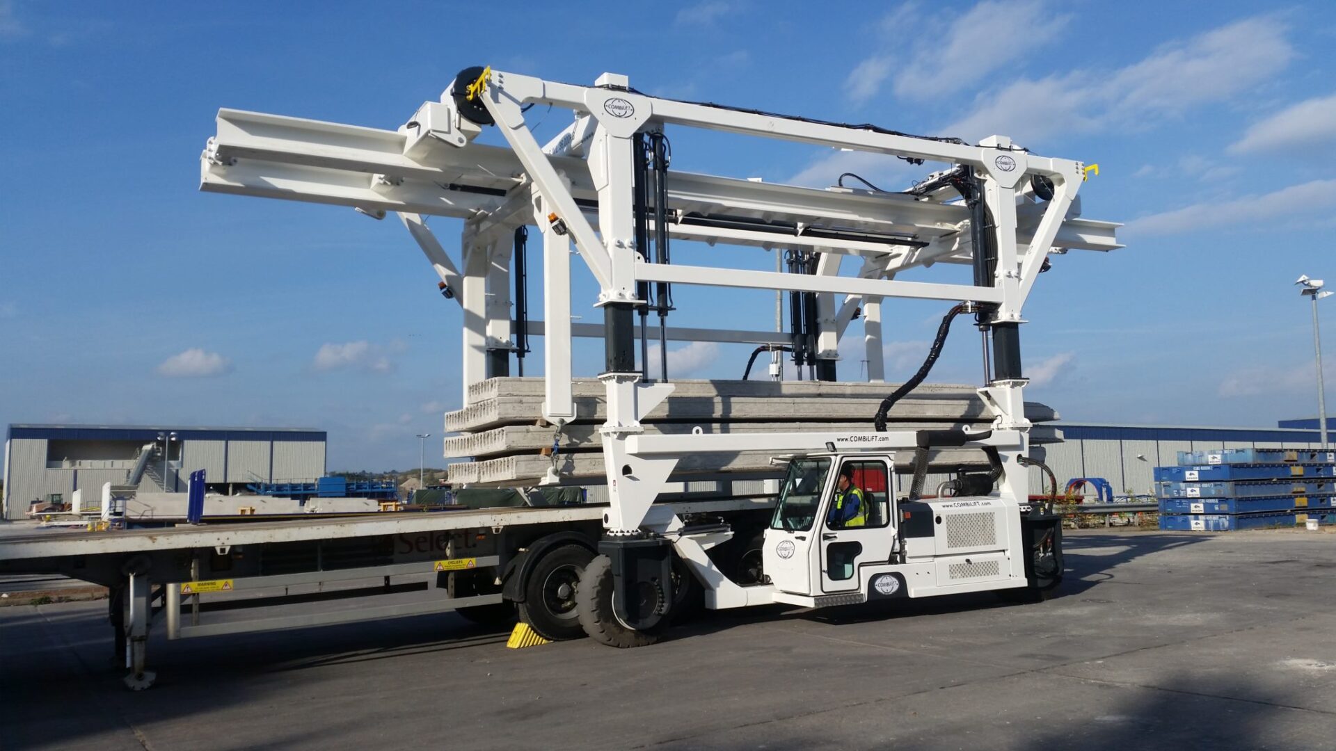 Combi-SC-loading-directly-onto-a-trailer-2048x1152