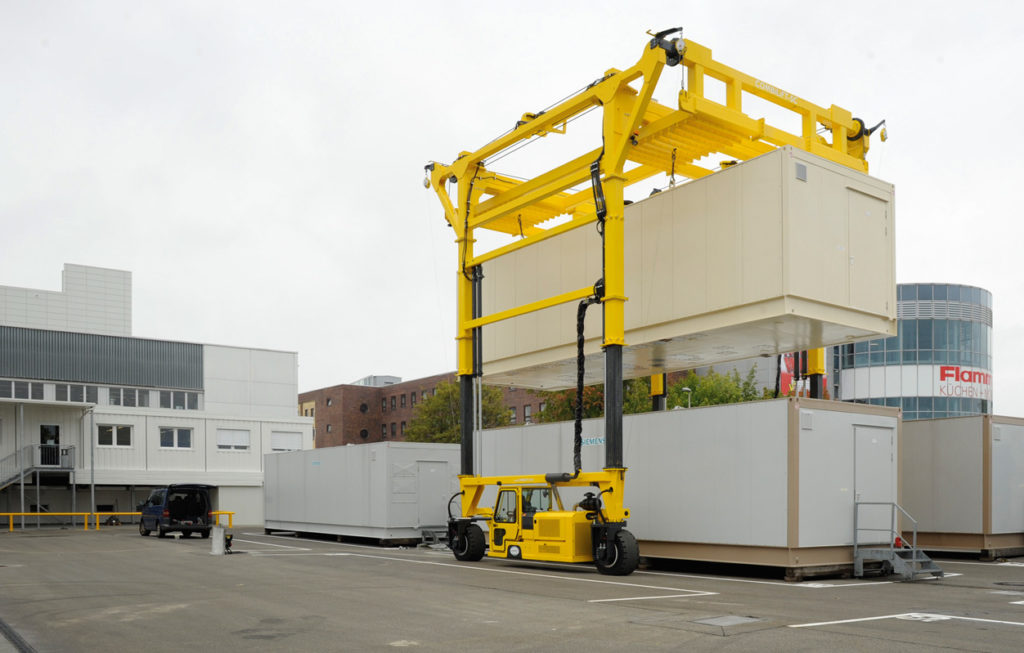 Combilift-–-COMBI-SC-–-Straddle-Carrier-Modular-Buildings-Double-Stack-1024x653